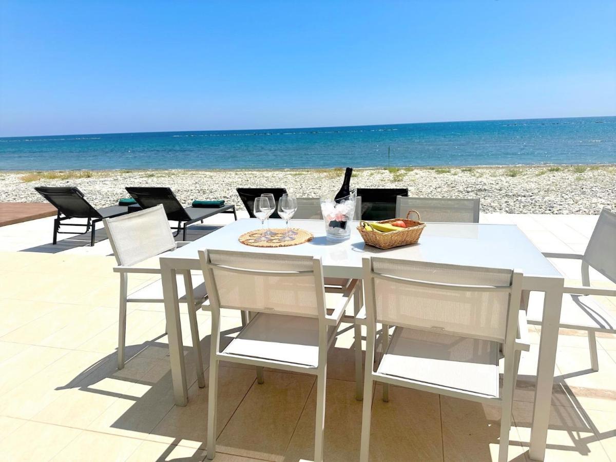 Sayers Beachfront Villa เปร์โวเลีย ภายนอก รูปภาพ